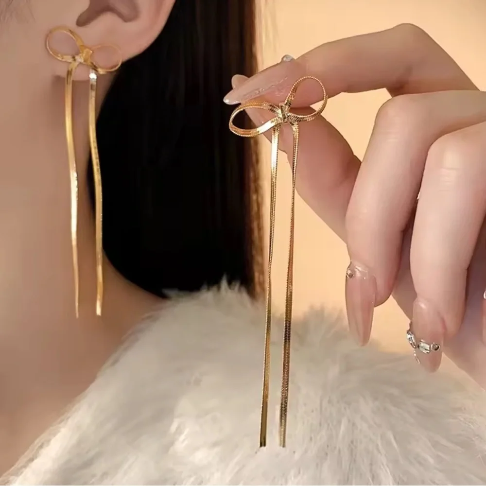 Chic Gold Bow Earrings – Minimalist Ribbon Style